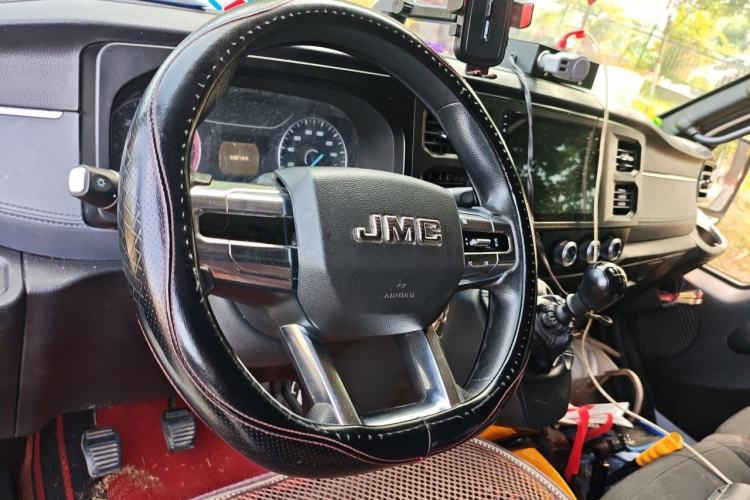 Used JMC Fushun 2025 2.0T 6MT Diesel Mid-Roof Mid-Height Commercial Multi-Purpose 7-Seater Passenger Vehicle Steering Wheel