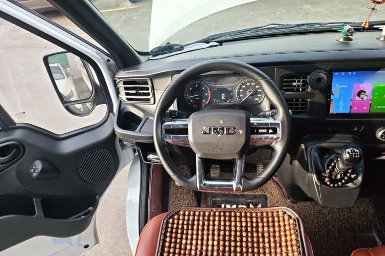 Used JMC Fushun 2025 2.0T 6MT Diesel Mid-Roof Mid-Height Commercial Multi-Purpose 7-Seater Passenger Vehicle Steering Wheel