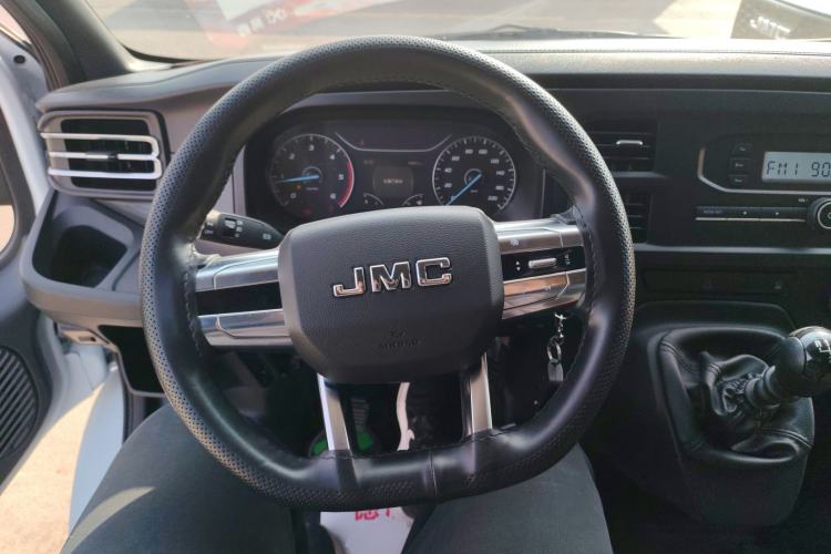 Used JMC Fushun 2025 2.0T 6MT Diesel Mid-Roof Mid-Height Commercial Multi-Purpose 7-Seater Passenger Vehicle Steering Wheel
