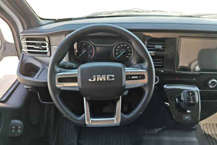 Used JMC Fushun 2025 2.0T 8AT Diesel Short Wheelbase Mid-Height Commercial Multi-Purpose Passenger Vehicle with 5/6 Seats Steering Wheel
