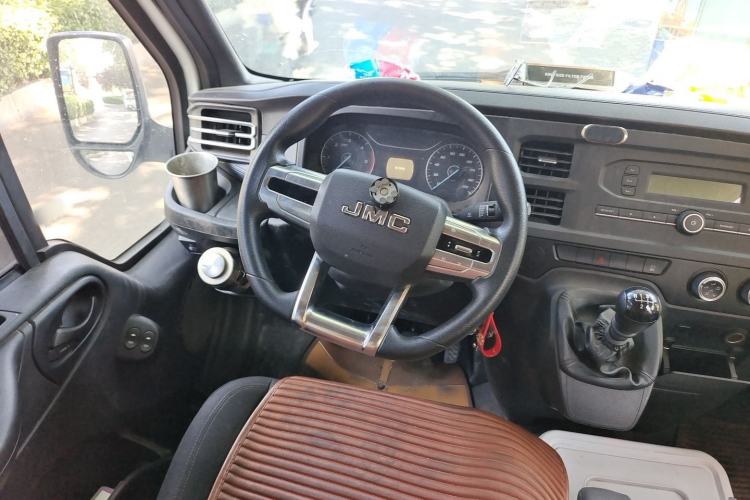 Used JMC Fushun 2025 2.0T 6MT Diesel Mid-Roof Mid-Height Commercial Multi-Purpose 7-Seater Passenger Vehicle Steering Wheel