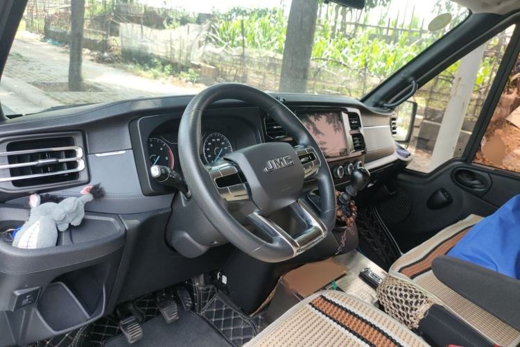 Used JMC Fushun 2025 2.0T 6MT Diesel Mid-Roof Mid-Height Commercial Multi-Purpose 7-Seater Passenger Vehicle Steering Wheel