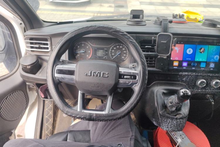 Used JMC Fushun 2025 2.0T 6MT Diesel Mid-Roof Mid-Height Commercial Multi-Purpose 7-Seater Passenger Vehicle Steering Wheel