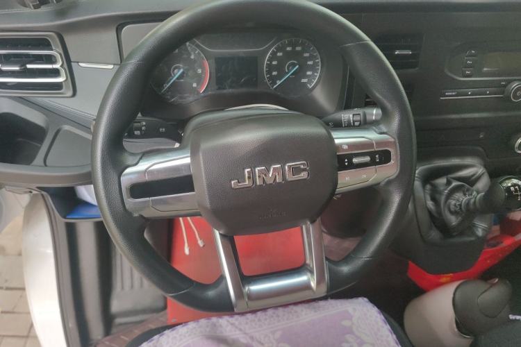 Used JMC Fushun 2025 2.0T 6MT Diesel Mid-Roof Mid-Height Commercial Multi-Purpose 7-Seater Passenger Vehicle Steering Wheel