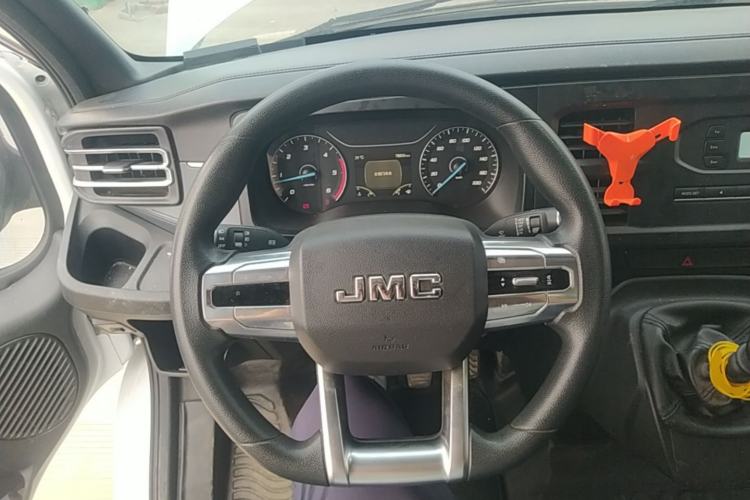 Used JMC Fushun 2025 2.0T 6MT Diesel Mid-Roof Mid-Height Commercial Multi-Purpose 7-Seater Passenger Vehicle Steering Wheel