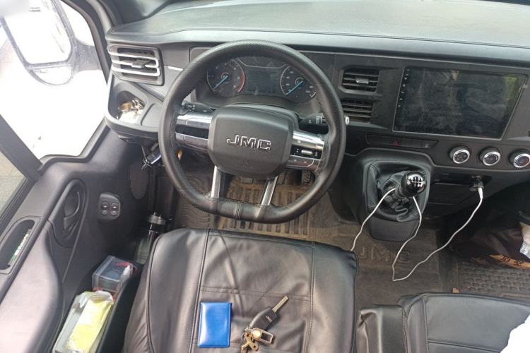 Used JMC Fushun 2025 2.0T 6MT Diesel Mid-Drive Mid-Roof Commercial Multi-Purpose 7-Seater Passenger Vehicle Steering Wheel