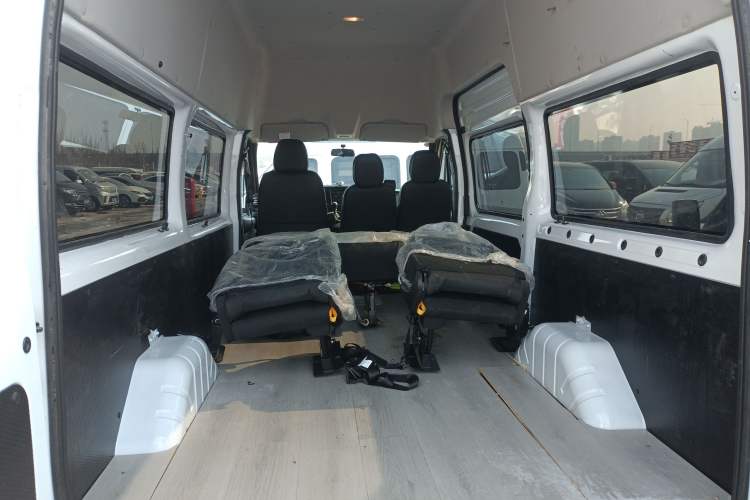 Used JMC Fushun 2025 2.0T 6MT Diesel Mid-Roof High-Arch Commercial Multi-Purpose 7-Seater Passenger Vehicle Trunk