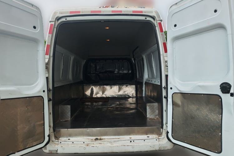 Used JMC Fushun 2025 2.0T 6MT Diesel Mid-Drive Mid-Roof Commercial Van with 2/3 Seats Trunk