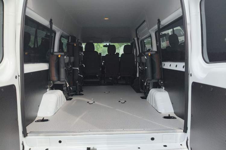 Used JMC Fushun 2025 2.0T 8AT Diesel Mid-Range Mid-Top Commercial Multi-Purpose 7-Seater Passenger Vehicle Trunk