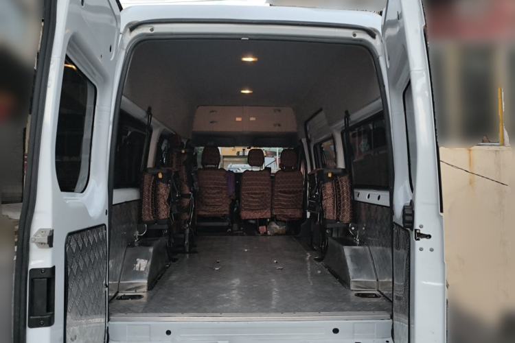 Used JMC Fushun 2025 2.0T 6MT Diesel Mid-Roof Mid-Height Commercial Multi-Purpose 7-Seater Passenger Vehicle Trunk