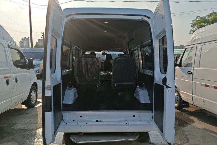 Used JMC Fushun 2025 2.0T 6MT Diesel Mid-Roof Mid-Height Commercial Multi-Purpose 7-Seater Passenger Vehicle Trunk