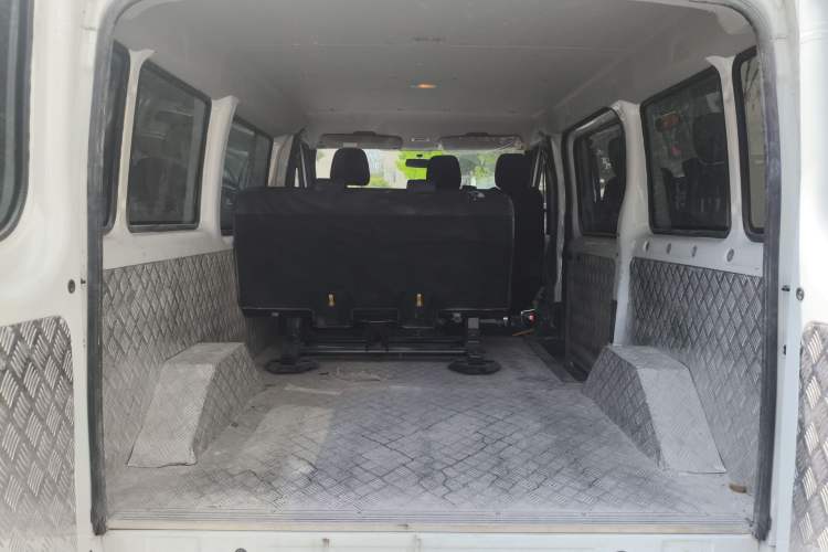 Used JMC Fushun 2025 2.0T 6MT Diesel Short-Wheelbase Low-Roof Commercial Multi-Purpose Passenger Vehicle with 5/6 Seats and Twin-Swing Tailgate Trunk
