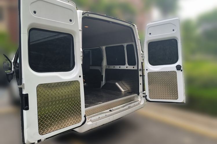 Used JMC Fushun 2025 2.0T 6MT Diesel Short-Wheelbase Mid-Roof Commercial Multi-Purpose Passenger Vehicle with 5/6 Seats Trunk