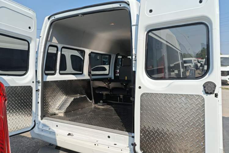Used JMC Fushun 2025 2.0T 8AT Diesel Short Wheelbase Mid-Height Commercial Multi-Purpose Passenger Vehicle with 5/6 Seats Trunk