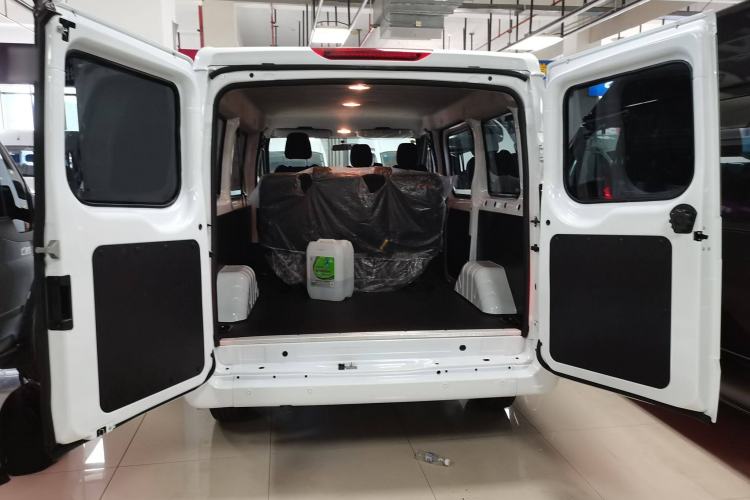 Used JMC Fushun 2025 2.0T 6MT Diesel Short-Wheelbase Low-Roof Commercial Multi-Purpose Passenger Vehicle with 5/6 Seats and Twin-Swing Tailgate Trunk