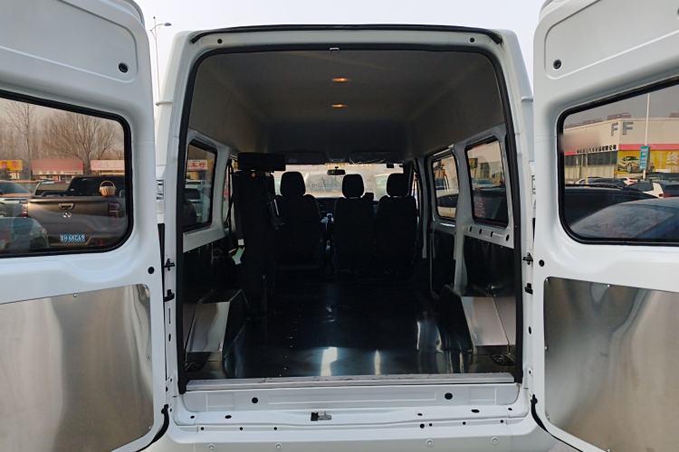 Used JMC Fushun 2025 2.0T 8AT Diesel Short-Wheelbase Mid-Top Commercial Multi-Purpose Passenger Vehicle with 5/6 Seats Trunk
