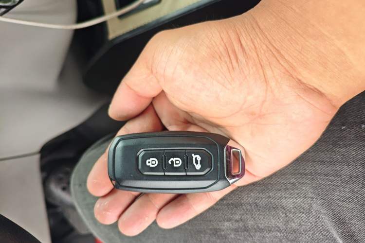 Used JMC Fushun 2025 2.0T 8AT Diesel Mid-Roof Mid-Height Business-Class 9-Seater (Non-Commercial) Vehicle Key