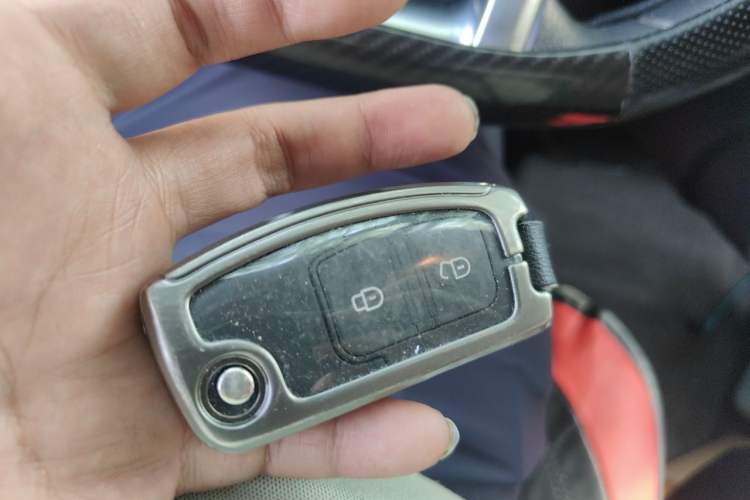 Used JMC Fushun 2025 2.0T 6MT Diesel Mid-Drive Mid-Roof Commercial Multi-Purpose 7-Seater Passenger Vehicle Vehicle Key