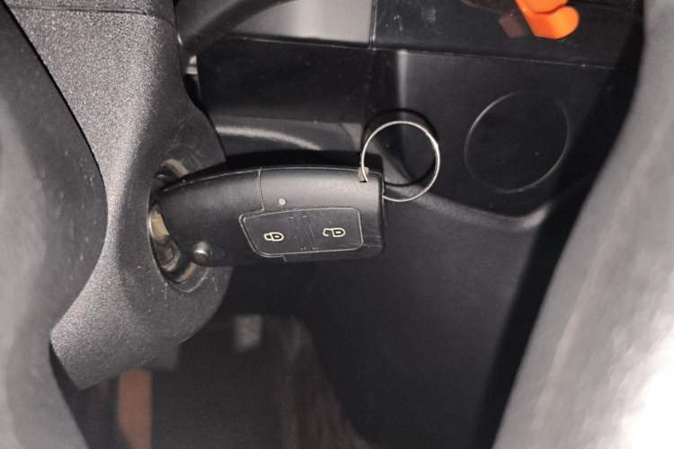 Used JMC Fushun 2025 2.0T 6MT Diesel Mid-Roof Mid-Height Commercial Multi-Purpose 7-Seater Passenger Vehicle Vehicle Key