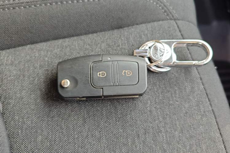 Used JMC Fushun 2025 2.0T 6MT Diesel Mid-Roof Mid-Height Commercial Multi-Purpose 7-Seater Passenger Vehicle Vehicle Key