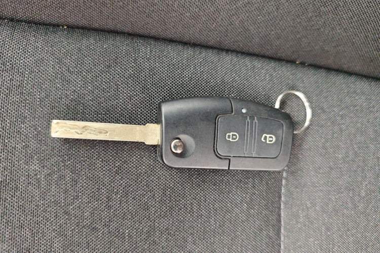 Used JMC Fushun 2025 2.0T 6MT Diesel Mid-Roof Mid-Height Commercial Multi-Purpose 7-Seater Passenger Vehicle Vehicle Key