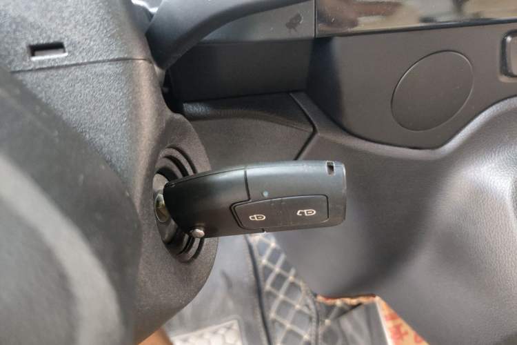 Used JMC Fushun 2025 2.0T 6MT Diesel Mid-Roof Mid-Height Commercial Multi-Purpose 7-Seater Passenger Vehicle Vehicle Key