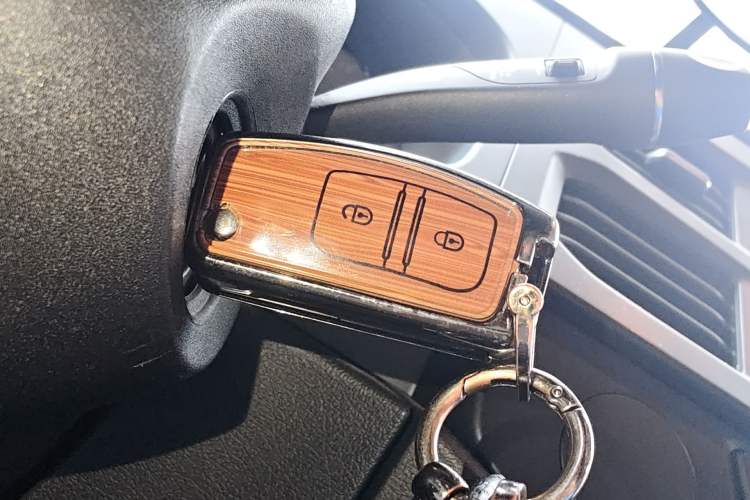 Used JMC Fushun 2025 2.0T 6MT Diesel Mid-Roof Mid-Height Commercial Multi-Purpose 7-Seater Passenger Vehicle Vehicle Key