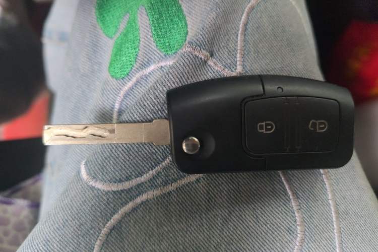 Used JMC Fushun 2025 2.0T 6MT Diesel Mid-Roof Mid-Height Commercial Multi-Purpose 7-Seater Passenger Vehicle Vehicle Key