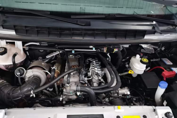 Used JMC Transit 2021 2.8T Space King Standard Version Short Wheelbase Mid-Height Roof 6-Seater Diesel Euro VI JX493 Engine Bay