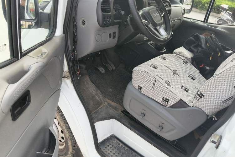 Used JMC Transit 2019 2.8T Commercial Version Short Wheelbase Mid-Roof 3-Seater China VI Standard JX493 Driver Seat