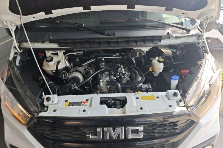 Used JMC Transit 2019 2.8T Commercial Version Short Wheelbase Mid-Roof 6-Seater China VI JX493 Engine Bay