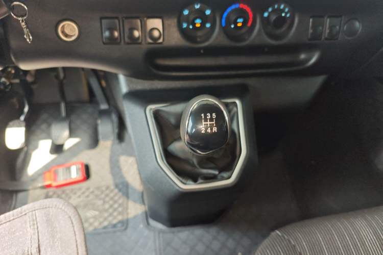 Used JMC Transit 2019 2.8T Commercial Version Short Wheelbase Mid-Roof 6-Seater China VI JX493 Gear Lever