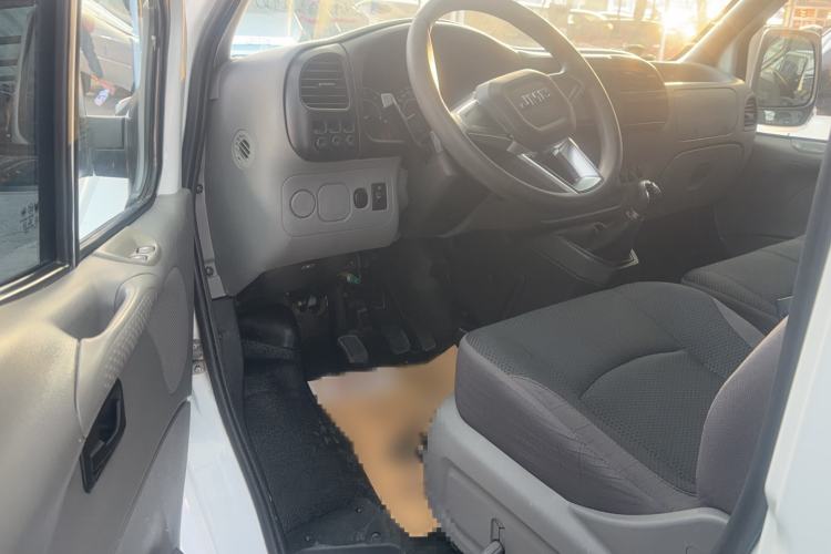 Used JMC Transit 2017 2.8T Commercial Version Short Wheelbase Mid-Roof 6/7/8-Seater JX493 Interior 2
