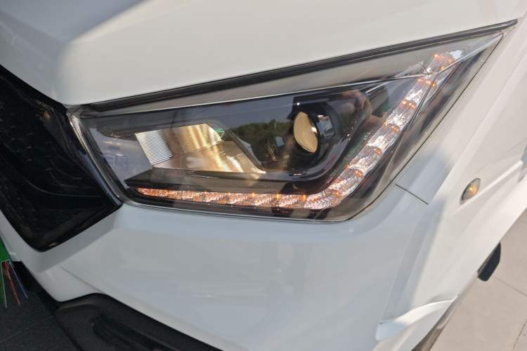 Used JMC Transit 2019 2.8T Commercial Version Short Wheelbase Mid-Roof 6-Seater China VI JX493 Left Front Headlight