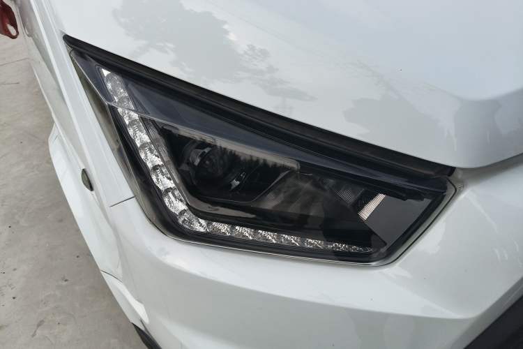 Used JMC Transit 2019 2.8T Commercial Version Short Wheelbase Mid-Roof 3-Seater China VI Standard JX493 Right Front Headlight