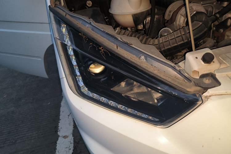 Used JMC Transit 2019 2.8T Commercial Version Short Wheelbase Mid-Roof 6-Seater China VI JX493 Right Front Headlight