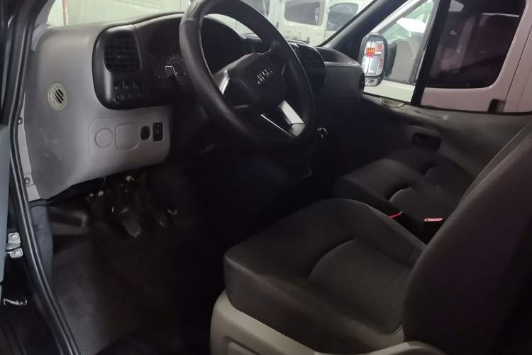 Used JMC Transit 2017 2.8T Commercial Version Short Wheelbase Mid-Roof 6/7/8-Seater JX493 Interior 1