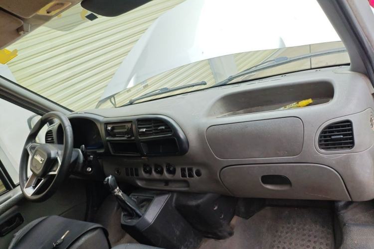 Used JMC Transit 2017 2.8T Commercial Version Short Wheelbase Mid-Roof 6/7/8-Seater JX493 Center Console