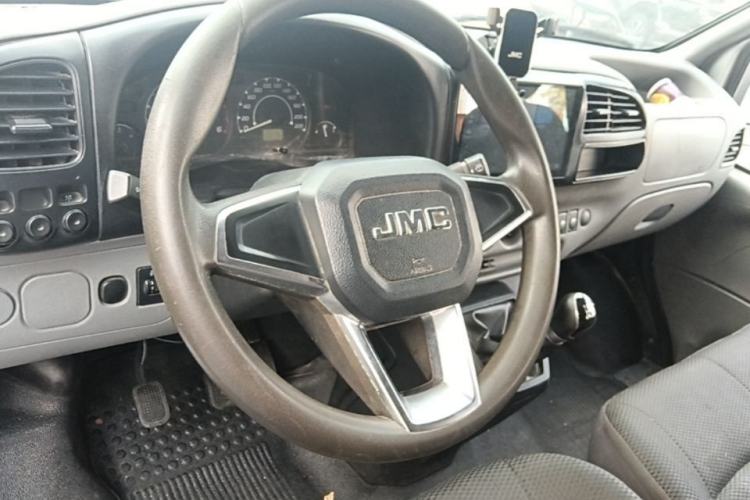 Used JMC Transit 2017 2.8T Commercial Version Short Wheelbase Mid-Roof 6/7/8-Seater JX493 Center Console