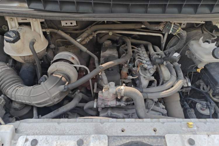 Used JMC Transit 2017 2.8T Commercial Version Short Wheelbase Mid-Roof 6/7/8-Seater JX493 Engine Bay