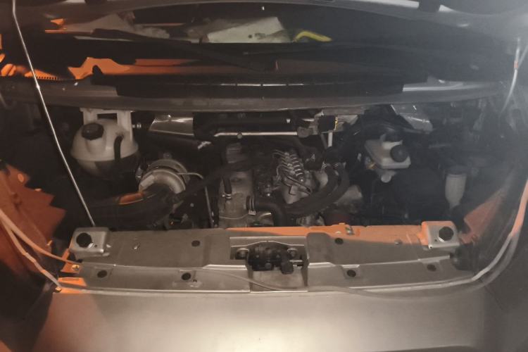 Used JMC Transit 2017 2.8T Commercial Version Short Wheelbase Mid-Roof 6/7/8-Seater JX493 Engine Bay