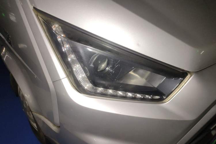 Used JMC Transit 2017 2.8T Commercial Version Short Wheelbase Mid-Roof 6/7/8-Seater JX493 Right Front Headlight