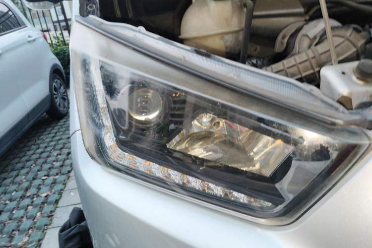 Used JMC Transit 2017 2.8T Commercial Version Short Wheelbase Mid-Roof 6/7/8-Seater JX493 Right Front Headlight