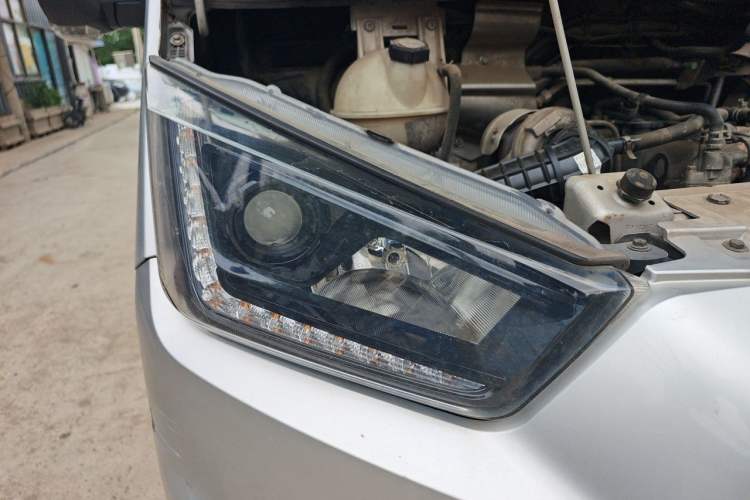 Used JMC Transit 2017 2.8T Commercial Version Long Wheelbase Mid-Roof 6/7/8-Seater JX493 Right Front Headlight