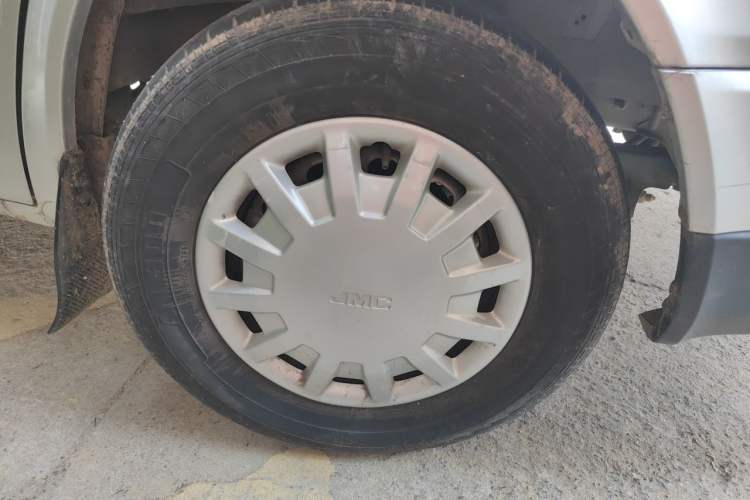 Used JMC Transit 2017 2.8T Commercial Version Short Wheelbase Mid-Roof 6/7/8-Seater JX493 Right Front Wheel Hub