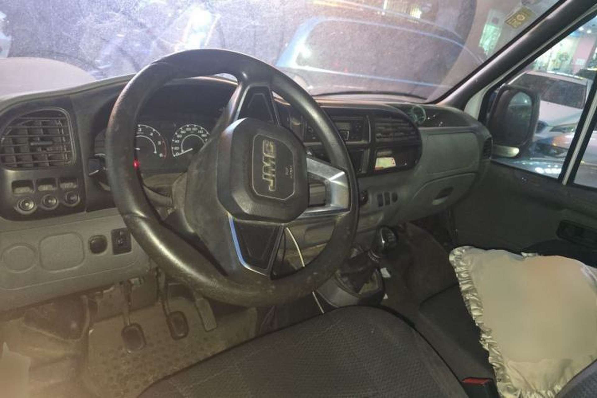 Used JMC Transit 2017 2.8T Commercial Version Long Wheelbase Mid-Roof 3-Seater JX493 Center Console