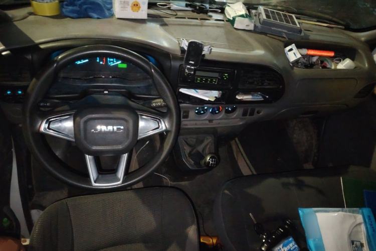 Used JMC Transit 2017 2.8T Commercial Version Short Wheelbase Mid-Roof 3-Seater JX493 Center Console