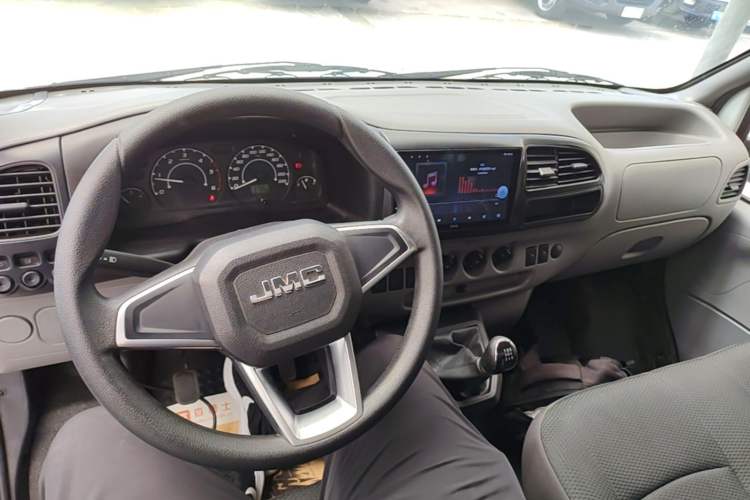 Used JMC Transit 2017 2.8T Commercial Version Short Wheelbase Mid-Roof 3-Seater JX493 Center Console