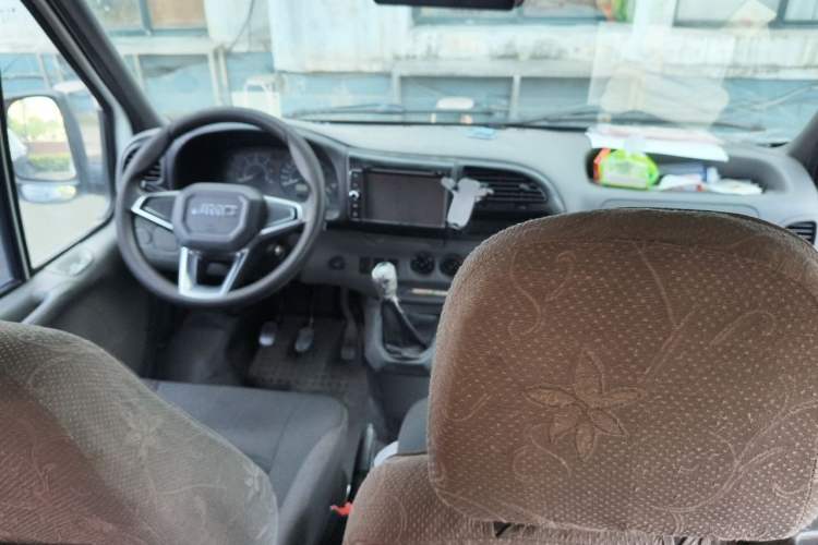 Used JMC Transit 2017 2.8T Commercial Version Short Wheelbase Mid-Roof 6/7/8-Seater JX493 Center Console