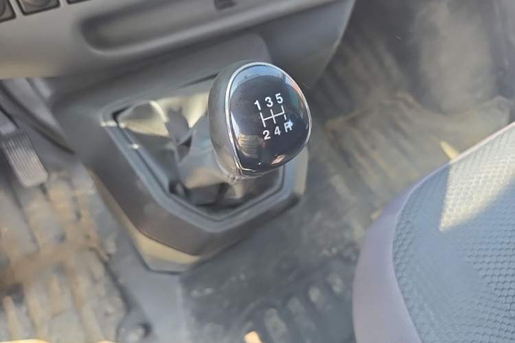 Used JMC Transit 2017 2.8T Commercial Version Short Wheelbase Mid-Roof 3-Seater JX493 Gear Lever